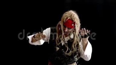 一个穿着海盗服装，头上戴着红色绷带，手里拿着一把刀的人，做了一个尊重的手势